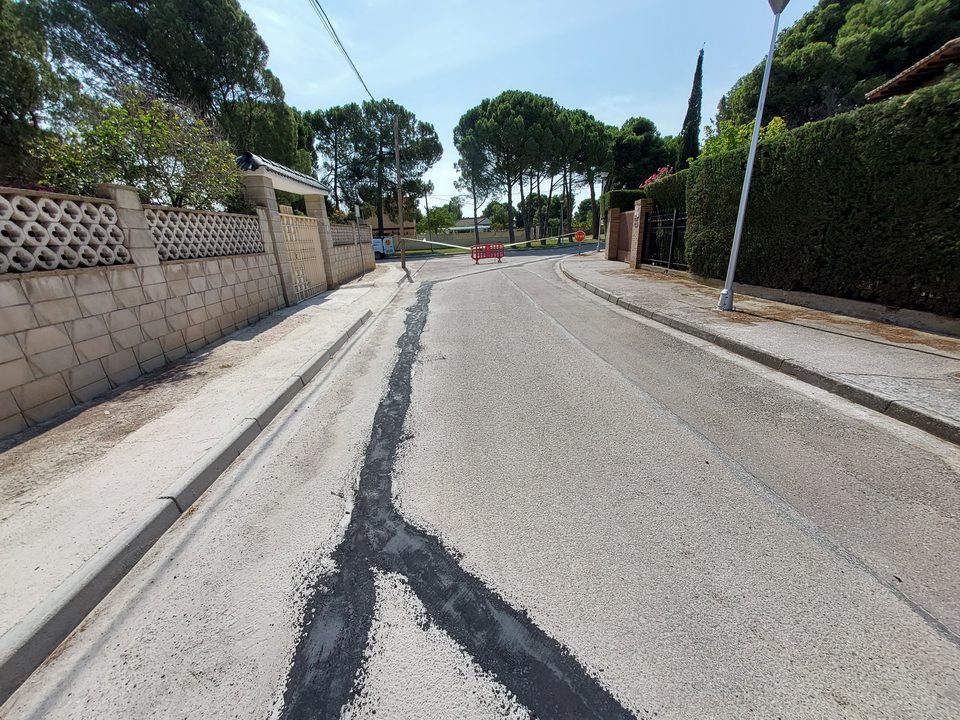 Franja de reposición superficial en una calzada junto al bordillo